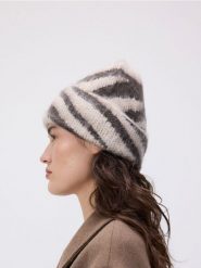 Czapka beanie ze zwierzęcym wzorem - czarny. Czarne czapki damskie Reserved, bez wzorów. W wyprzedaży za 32.99 zł.