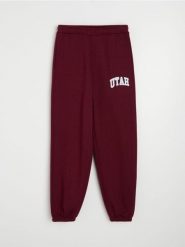 Spodnie jogger z bawełną i napisem UTAH - bordowy. Czerwone spodnie sportowe damskie Sinsay, l, bez wzorów, z bawełny. Za 29.99 zł.