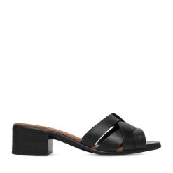 Klapki Lasocki. Czarne klapki damskie Lasocki, bez wzorów, bez obcasa, bez zapięcia. Za 159.99 zł.