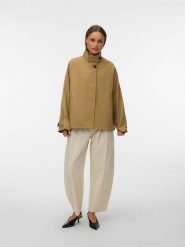 Vero Moda Kurtka przejściowa w kolorze beżowym rozmiar: M. Brązowe kurtki damskie Vero Moda, m, bez wzorów, bez kaptura. Za 148.61 zł.