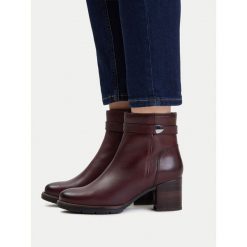 Botki Lasocki. Czerwone botki damskie Lasocki, bez obcasa, na słupku, bez zapięcia. Za 279.99 zł.