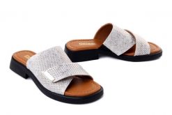 Artiker Relaks 58C2800 biały, klapki damskie. Białe klapki damskie Artiker Relaks, bez wzorów, bez obcasa, bez zapięcia. Za 219.90 zł.