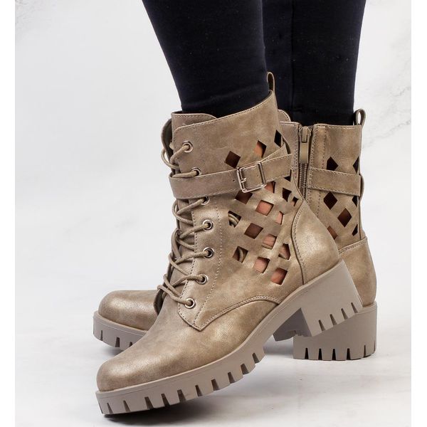 Szare jesienne ażurowe botki damskie M.Daszyński 1813-33a Gruby Spód. Szare botki damskie Jezzi, na jesień, ze skóry, bez obcasa, na obcasie, bez zapięcia. Za 159.00 zł.