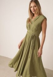 Zielona Kopertowa Sukienka w Kropeczki z Wiskozą Zdobiona Wiązaniem w Talii Nesirite. Zielone sukienki damskie Born2be, z aplikacjami, z tkaniny, eleganckie, bez ramiączek. Za 99.99 zł.