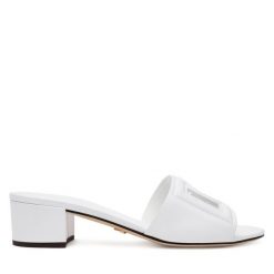 Klapki Dolce&Gabbana. Białe klapki damskie Dolce&Gabbana, bez wzorów, bez obcasa, bez zapięcia. Za 2,799.00 zł.