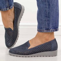 Niebieskie ażurowe półbuty damskie Jezzi 1628-23. Niebieskie półbuty damskie Jezzi, na jesień, w ażurowe wzory, z jeansu, bez obcasa, na koturnie, bez zapięcia. Za 189.00 zł.