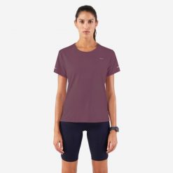 Koszulka do biegania damska Kiprun Run 500 Dry. Fioletowe koszulki damskie KIPRUN, m, bez wzorów, z elastanu, bez kołnierzyka, bez ramiączek. Za 59.99 zł.