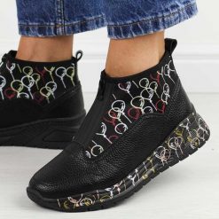 Czarne skórzane botki damskie na koturnie T.Sokolski Z24-349. Czarne botki damskie Sokolski, na jesień, ze skóry, eleganckie, z okrągłym noskiem, bez obcasa, na koturnie, bez zapięcia. Za 259.00 zł.