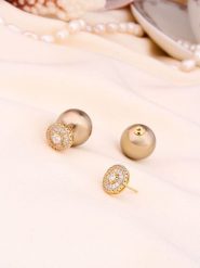 L'Atelier de Gaia Pozłacane kolczyki-wkrętki z perłami i cyrkoniami rozmiar: onesize. Brązowe kolczyki damskie L'Atelier de Gaia, z cyrkonią, pozłacane. Za 84.21 zł.