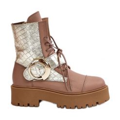 Zazoo 2942 Skórzane Botki Workery Ze Złotą Klamrą Beżowe beżowy. Brązowe botki damskie ze skóry, bez obcasa, na platformie, bez zapięcia. Za 623.70 zł.
