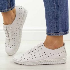 Białe ażurowane skórzane półbuty damskie T.Sokolski w26-02. Białe półbuty damskie Sokolski, na jesień, bez wzorów, z jeansu, bez obcasa, na płaskiej podeszwie, bez zapięcia. Za 259.00 zł.