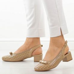 Beżowe sandały damskie na obcasie M.Daszyński Sa210-15. Brązowe sandały damskie M.Daszyński, z aplikacjami, ze skóry, z okrągłym noskiem, bez obcasa, na obcasie, bez zapięcia. Za 179.00 zł.