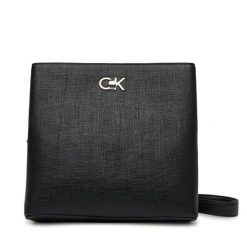 Torebka Calvin Klein. Czarne listonoszki damskie Calvin Klein, bez wzorów, bez dodatków. Za 329.99 zł.
