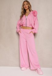 Różowy Komplet Dresowy z Wiskozą Spodnie o Szerokim Kroju i Bluza z Broszką Redaella. Czerwone bluzy damskie Renee, z aplikacjami, z dresówki, bez kaptura. Za 179.99 zł.