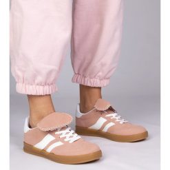 Różowe sneakersy trampki damskie sportowe. Czerwone trampki damskie bez wzorów, z gumy, bez zapięcia. Za 84.03 zł.