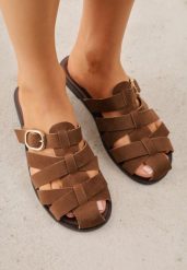 Brązowe Klapki z Paskami w Stylu Gladiatorek z Klamerką Lorianatea. Brązowe klapki damskie Born2be, bez wzorów, z jeansu, bez obcasa, na płaskiej podeszwie, bez zapięcia. Za 79.99 zł.