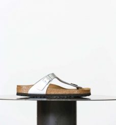 Klapki Birkenstock Gizeh Damskie. Szare klapki damskie Birkenstock, bez wzorów, z materiału, bez obcasa, bez zapięcia. Za 388.15 zł.