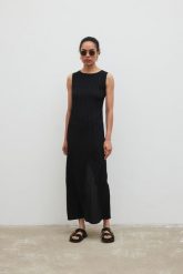 Sukienka maxi z wiskozy w kolorze BLACK - AMBER-M. Czarne sukienki damskie Marsala, bez wzorów, z tkaniny, eleganckie, bez ramiączek. Za 299.90 zł.