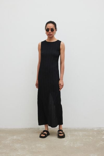 Sukienka maxi z wiskozy w kolorze BLACK - AMBER. Czarne sukienki damskie Marsala, bez wzorów, z tkaniny, eleganckie, bez ramiączek. Za 299.90 zł.