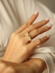 Pierres delicates Pozłacany pierścionek z perłami i kamieniami szlachetnymi rozmiar: onesize. Szare pierścionki damskie Pierres delicates, z perłą, pozłacane. Za 39.99 zł.