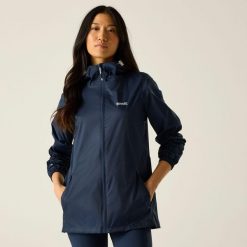 Kurtka trekkingowa damska Pack It Jacket III kieszonkowa przeciwdeszczowa. Niebieskie kurtki sportowe damskie Regatta, l, bez wzorów, z materiału, z kapturem. Za 119.99 zł.