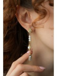 Pierres delicates Pozłacane kolczyki z labradorytami rozmiar: onesize. Żółte kolczyki damskie Pierres delicates, z labradorytem, pozłacane. Za 113.36 zł.