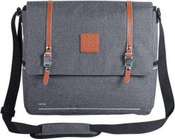 Wodoodporna tylna torba rowerowa - wykonana z materiału pochodzącego z recykling. Czarne torby na laptopa Zéfal, z aplikacjami, z materiału. Za 264.34 zł.