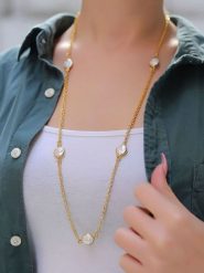 Pierres delicates Pozłacany naszyjnik z elementami ozdobnymi - dł. 60 cm rozmiar: onesize. Białe naszyjniki damskie Pierres delicates, z perłą, pozłacane. Za 86.99 zł.