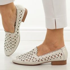 Białe skórzane półbuty damskie Jezzi Ol50-1. Białe półbuty damskie Jezzi, na lato, w ażurowe wzory, ze skóry, z okrągłym noskiem, bez obcasa, na płaskiej podeszwie, bez zapięcia. Za 229.00 zł.