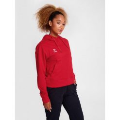 Bluza damska z kapturem Hummel Go 2.0. Czerwone bluzy damskie Hummel, bez wzorów, z kapturem. Za 231.00 zł.