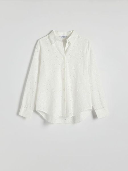 Ażurowa koszula oversize - biały. Białe koszule damskie Reserved, l, w ażurowe wzory, z bawełny, bez kołnierzyka, bez ramiączek. W wyprzedaży za 49.99 zł.