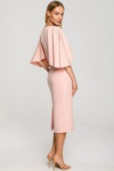 Sukienka ołówkowa z szerokimi rękawami pudrowa z pelerynką. Sukienki damskie Sukienki.shop, bez wzorów, wizytowe, bez ramiączek. Za 309.00 zł.