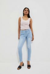 Jeansy push up błękitne. Niebieskie jeansy damskie MOODO. W wyprzedaży za 44.99 zł.