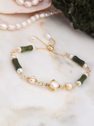 L'Atelier de Gaia Pozłacana bransoletka z jadeitem i perłami rozmiar: onesize. Białe bransoletki damskie L'Atelier de Gaia, pozłacane. Za 118.01 zł.