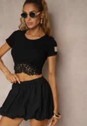 Czarny T-shirt z Prążkowanej Tkaniny z Koronką Lisamia. Czarne t-shirty damskie Renee, l, z aplikacjami, z jeansu, bez kołnierzyka. Za 39.99 zł.