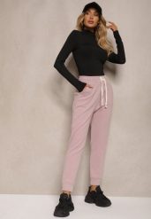 Jasnoróżowe Bawełniane Dresowe Spodnie Ocieplane High Waist Ozdobione Naszywką i Sznurkiem Nialith. Czerwone spodnie dresowe damskie Renee, z aplikacjami, z bawełny. Za 54.99 zł.