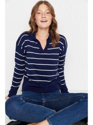 Trendyol Sweter w kolorze granatowo-białym rozmiar: M. Niebieskie swetry klasyczne damskie Trendyol, m, bez kołnierzyka. Za 74.28 zł.
