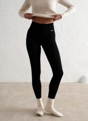 Damskie legginsy prążkowane, wełniane, z wysokim stanem czarne. Czarne legginsy damskie Aim'n, m, bez wzorów, z dzianiny. Za 339.00 zł.
