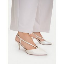 Czółenka Tamaris. Białe czółenka damskie Tamaris, bez wzorów, bez obcasa. Za 240.99 zł.