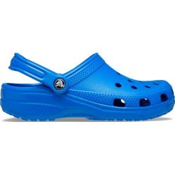 Klapki dla dorosłych Crocs Classic. Niebieskie klapki damskie Crocs, bez wzorów, bez obcasa, bez zapięcia. Za 158.67 zł.