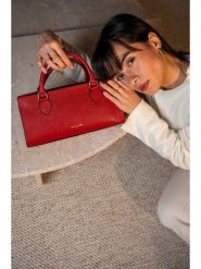 Christian Laurier Skórzana torebka "Alexine" w kolorze czerwonym - 29,5 x 14,5 x 7 cm rozmiar: onesize. Czerwone torebki klasyczne damskie Christian Laurier, z materiału, przez ramię, bez dodatków. Za 260.99 zł.