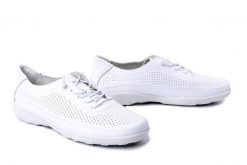 RIEKER REMONTE R3521-80 white, półbuty damskie. Białe półbuty damskie Rieker Remonte, bez wzorów, bez obcasa, bez zapięcia. Za 303.92 zł.