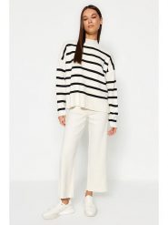 Trendyol Sweter w kolorze biało-czarnym rozmiar: S. Białe swetry klasyczne damskie Trendyol, s, bez kołnierzyka. Za 142.45 zł.