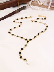 Pierres de Jade Pozłacany naszyjnik z elementami ozdobnymi - dł. 55 cm rozmiar: onesize. Czarne naszyjniki damskie Pierres de Jade, z kryształem, pozłacane. Za 43.99 zł.