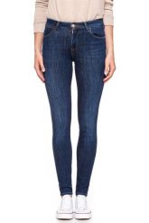 WRANGLER SUPER SKINNY SUMMER NIGHT W29JGT12X 112128560. Niebieskie rurki damskie Wrangler, bez wzorów, z jeansu. W wyprzedaży za 99.99 zł.