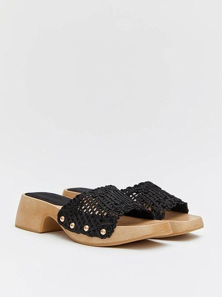 Bellucci Klapki w kolorze czarnym rozmiar: 41. Czarne klapki damskie Bellucci, bez wzorów, z otwartym noskiem, bez obcasa, bez zapięcia. Za 105.38 zł.