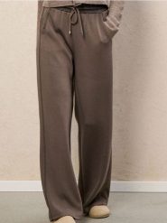 Spodnie dresowe wide leg z domieszką wiskozy - brązowy. Brązowe spodnie sportowe damskie Sinsay, l, bez wzorów, z dresówki. W wyprzedaży za 29.99 zł.