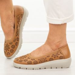 Camelowe skórzane baleriny damskie Filippo Dp7695/26. Brązowe balerinki damskie Filippo, bez wzorów, z jeansu. W wyprzedaży za 192.72 zł.