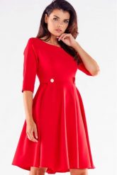 Elegancka sukienka rozkloszowana z ozdobnymi guzikami czerwona. Czerwone sukienki damskie Awama, bez wzorów, z wiskozy, biznesowe, bez ramiączek. Za 349.00 zł.