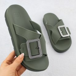 Klapki damskie basenowe plażowe z klamrą zielone Zaxy RR285075. Zielone klapki damskie Zaxy, bez wzorów, z gumy, bez obcasa, bez zapięcia. Za 143.99 zł.